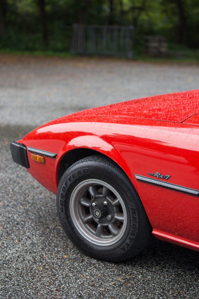 Illustration for article titled The Original Mazda RX-7 Drives Like a Humming, Thrumming, Living Animal